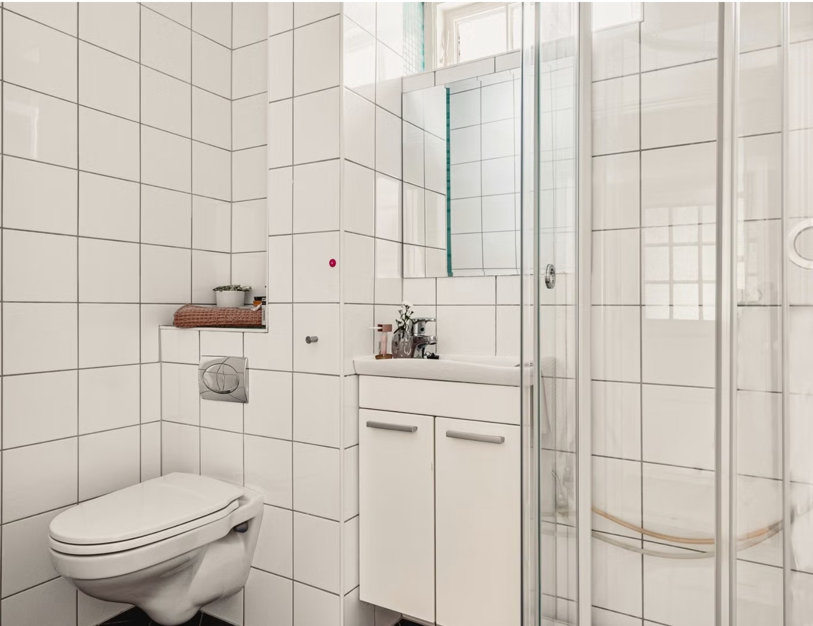 Helfliset bad med dusjkabinett (Proaktiv, 2022)